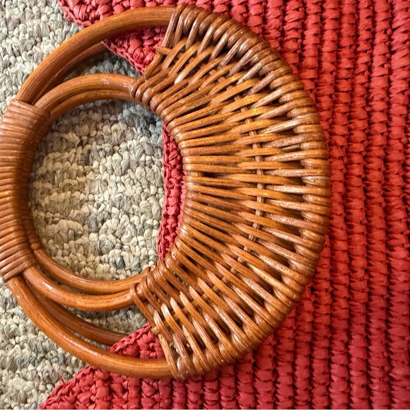 NWOT “Straw Studios” Coral Circle Rattan Handbag w Wooden Handle 16” x 14” - Picture 5 of 13